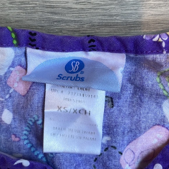 Purple print scrub top - Picture 2 of 4
